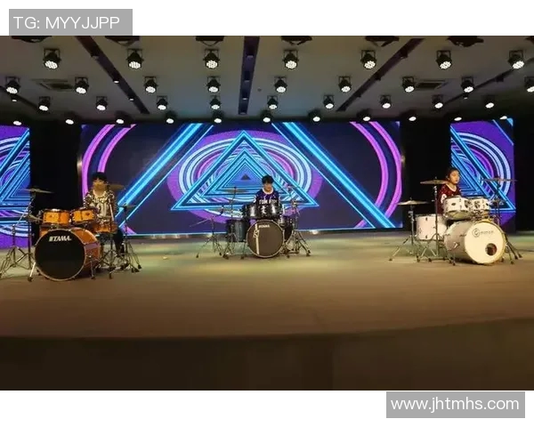 足球明星欢庆进门跳小鸡舞展现活力与幽默瞬间